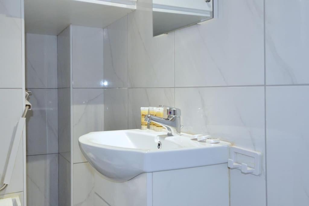 Minimal Apartment At The Foot Of The Odeon Of ... Athens Exterior photo